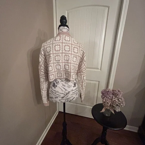 VENUS Beige and White Granny Square Patterned Women's Shrug - Picture 3 of 6